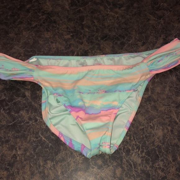 Bathing suits - Picture 7 of 7